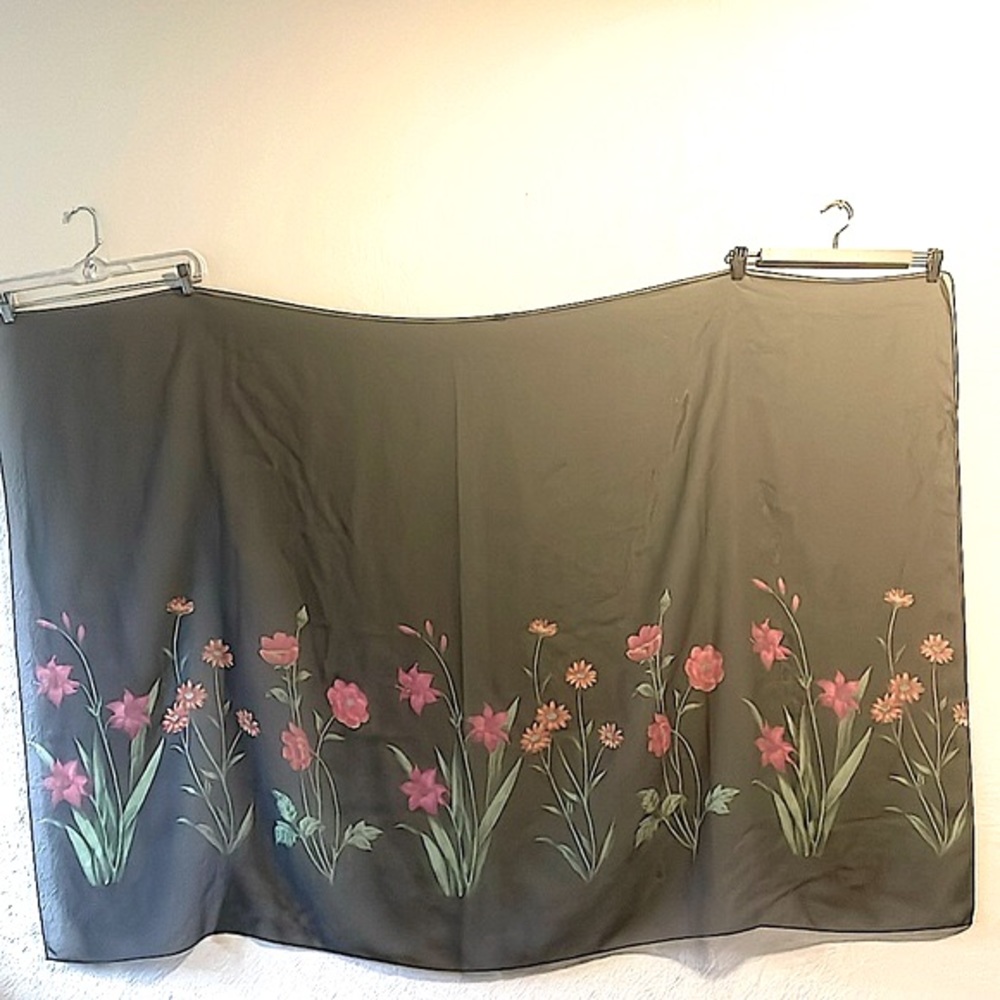 Black scarf with floral garden design - Picture 3 of 3